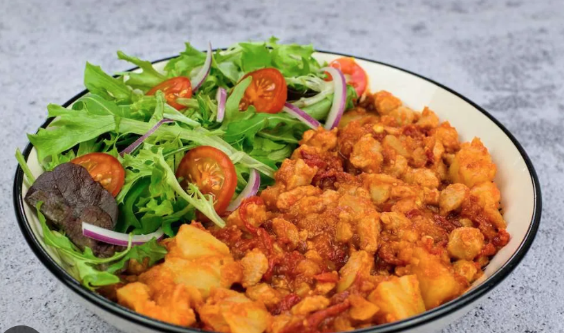 Soja texturizada en salsa con patatas y ensalada sencilla